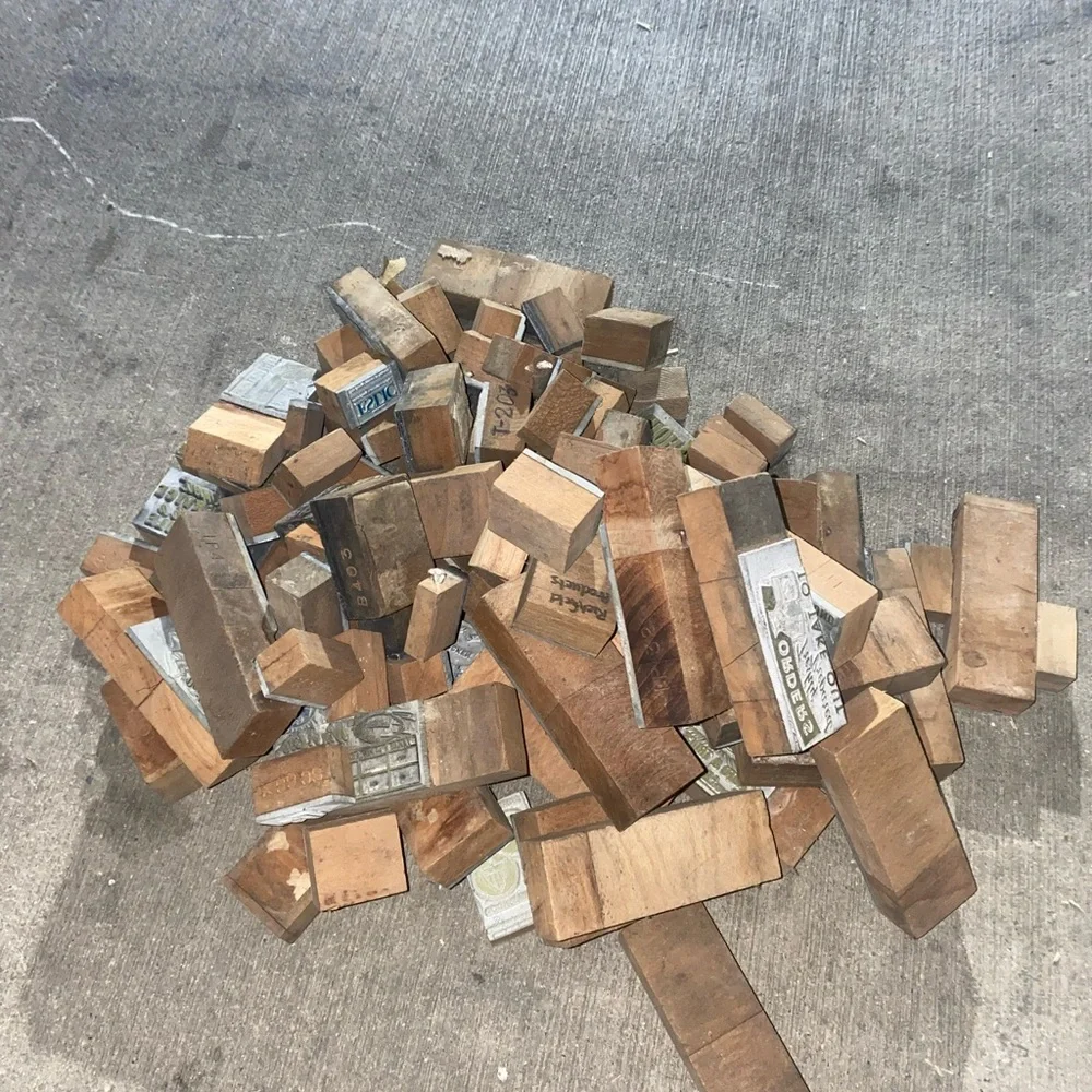 Lot Of 100 Assorted Pieces Vintage Letterpress Printing Wooden Block 1940-1960s - Picture 6 of 7